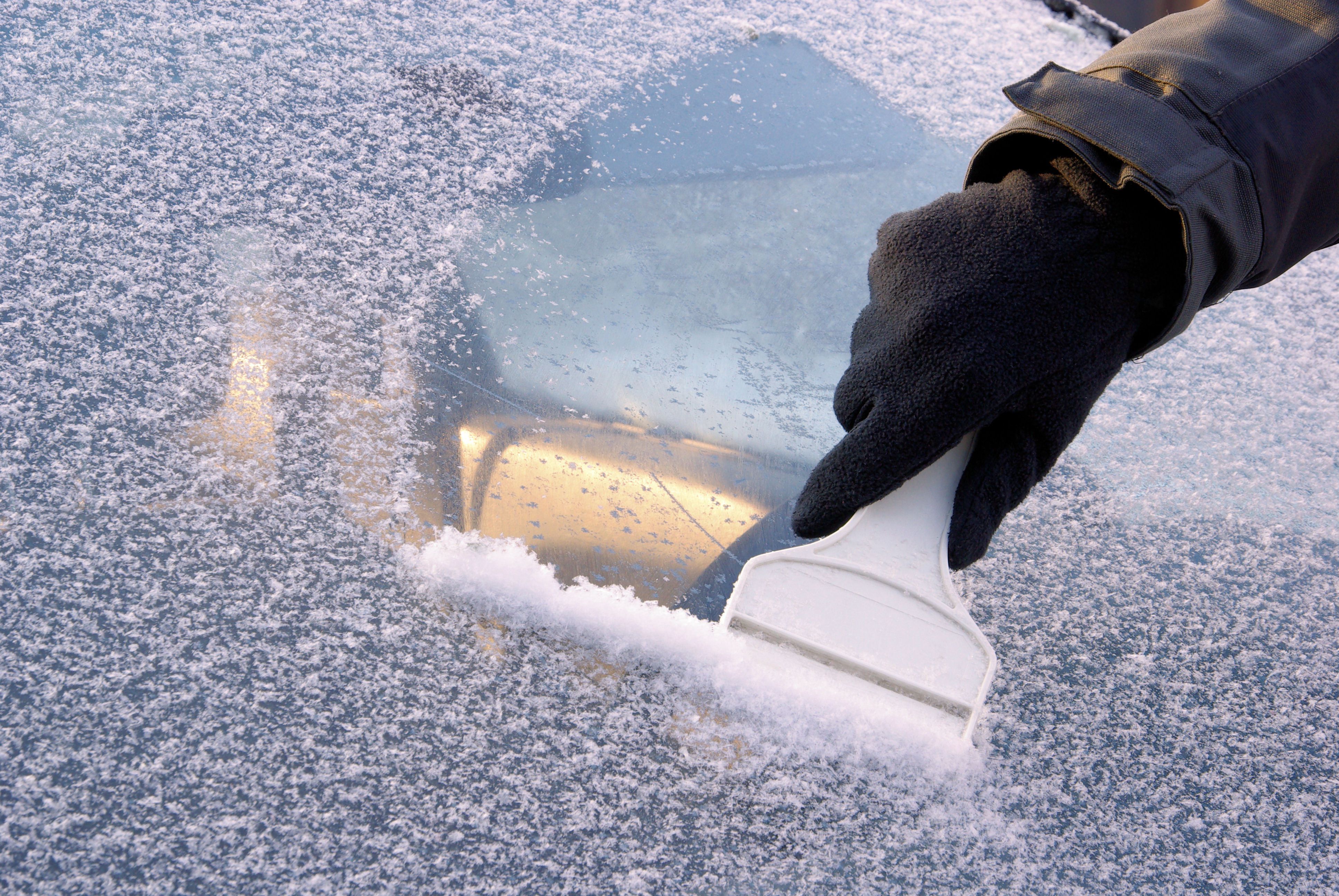 Чистят причины. Замерзшее лобовое стекло. Очиститель снега для автомобиля. Наледь на стекле. Лед на стекле автомобиля.